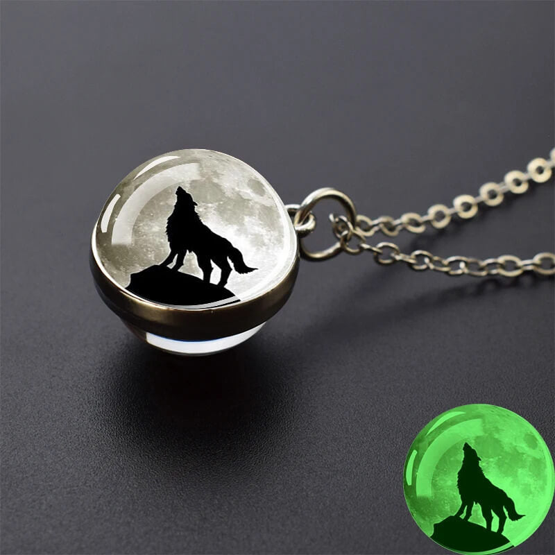 Glow in the Dark Howling Wolf Necklace - Mounteen