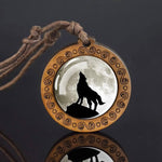 Howling Wolf Round Wood Necklace - Mounteen