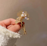 Two Dandellions Gold-Toned Brooch With Imitation Pearl - Mounteen