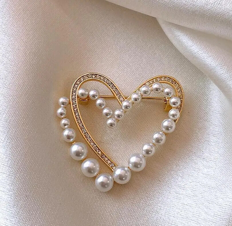 Two Hearts Gold-Toned Brooch With Synthetic Pearls and Rhinestones - Mounteen