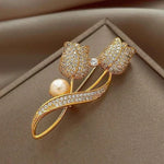 Two Tulips Rhinestone Gold-Colored Brooch With Simulated Pearl in Gold - Mounteen